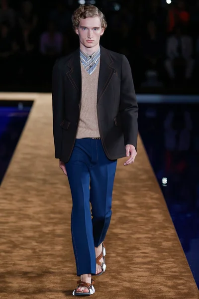 Look 10